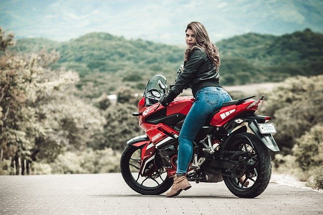 žena na motorce.jpg